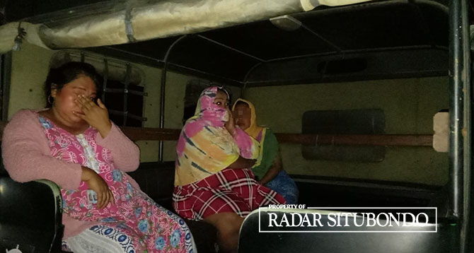 DIANGKUT MOBIL: Tiga PSK di Lokalisasi Bandengan, Desa Klatakan, Kecamatan Kendit, digelandang ke Mako Satpol PP, Minggu malam (2/4). (Humaidi/Radar Situbondo)