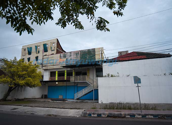 TERKINI: Kondisi bekas bangunan Wijaya Dept. Store yang sudah mengalami perubahan di Jalan MH Thamrin Banyuwangi dipotret kemarin. (Ramada KusumadarBanyuwangi.id)