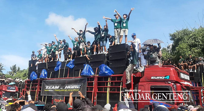 NAIK TRUK: Peserta adu sound system unjuk kebolehan di Lapangan Desa Sumbersewu, Kecamatan Muncar, Banyuwangi, Kamis (20/4). (Lugas Rumpakaadi/Radar Genteng)