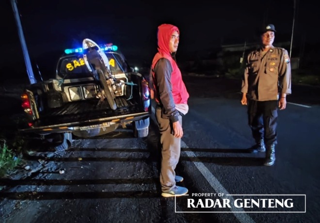 AMANKAN: Anggota Polsek Tegalsari saat patroli di Jalan Wiroguno, Dusun Balokan, Desa Dasri, Kecamatan Tegalsari, pada Minggu (9/4) dini hari. (Foto: POLSEK untuk JPRG).