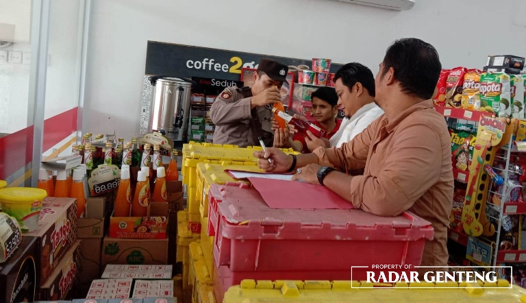 Cek: Anggota Unit Reskrim Polsek Genteng mengecek mamin di pertokoan yang ada di Jalan Gajah Mada, Desa Genteng Kulon, Kecamatan  Genteng, Kamis (13/4). (Foto: Salis Ali/JPRG)