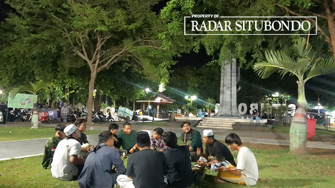 DISERBU PENGUNJUNG: Sejumlah mahasiswa dari lintas kampus di kabupaten Situbondo menggelar diskusi di Alun-Alun Kota Situbondo tadi malam (3/4). (Humaidi/Radar Situbondo)