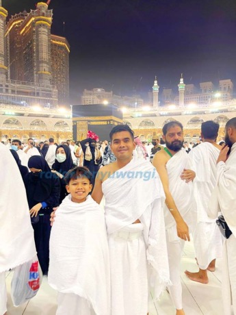 UMRAH: Farel Prayoga bersama pendampingnya Gus Zidni (kanan) usai melaksanakan tawaf di Masjidil Haram, kemarin (9/4). (Zidni Untuk RadarBanyuwangi.id)