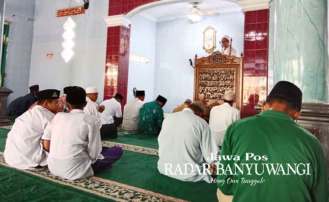KUSYUK: Warga melaksanakan salat gerhana matahari di salah satu masjid di Rogojampi, Kamis (20/4). (Dedy Jumhardiyanto/Radar Banyuwangi)