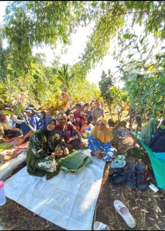 BERJUBEL: Ratusan warga Desa Bunder, Kecamatan Kabat, menggelar selamatan kuburan di pemakaman umum desa setempat kemarin (23/4). (Deddy Jumhardiyanto/RadarBanyuwangi.id)
