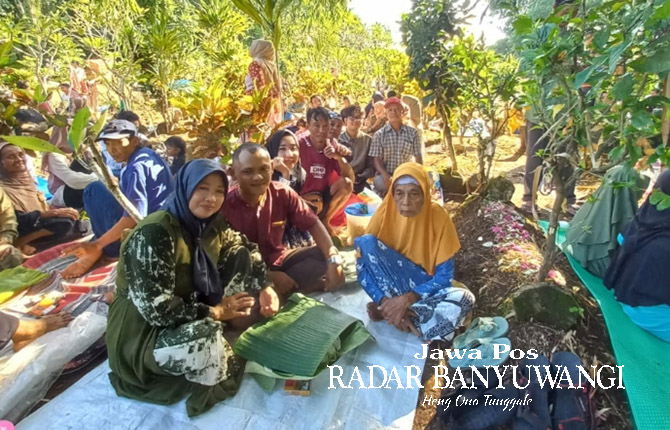 BERJUBEL: Ratusan warga Desa Bunder, Kecamatan Kabat, menggelar selamatan kuburan di pemakaman umum desa setempat, Minggu (23/4). (Dedy Jumhardiyanto/Radar Banyuwangi)