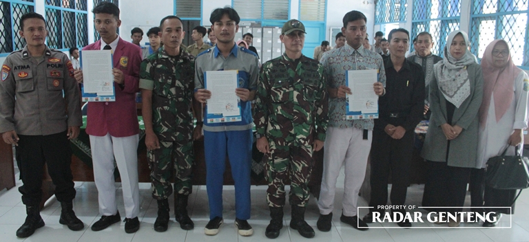 AKHIRI PERTIKAIAN: Perwakilan siswa SMK Muhammadiyah 2 Genteng, SMK Muhammadiyah 6 Rogojampi, dan SMAN 1 Genteng didampingi kepala sekolahnya, anggota TNI dan polisi menunjukkan surat kesepakatan damai, Rabu (5/4). (Foto: Salis Ali/JPRG)
