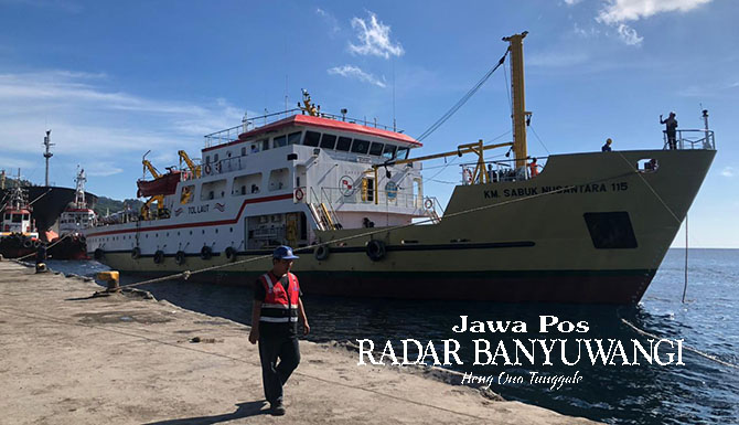 KAPAL BANTUAN: KM Sabuk Nusantara 115 Kamis (20/4) didatangkan dari Surabaya untuk mengangkut pemudik tujuan Sapeken. (Fredy Rizki/Radar Banyuwangi)