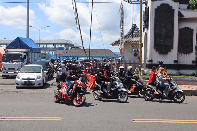 MASUK GERBANG JAWA: Para pemudik dari Pulau Bali keluar dari gapura Pelabuhan Ketapang kemarin (23/4).(Fredy Risky/RadarBanyuwangi.id)