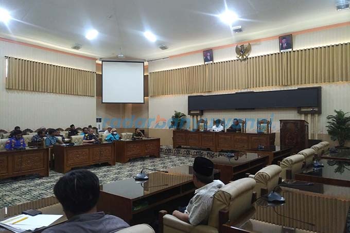 HEARING: Sopir angkutan logistik melakukan rapat dengar pendapat di kantor DPRD Banyuwangi. Mereka ditemui Ketua Komisi I Irianto dan Kepala Dinas Perhubungan Pudjo Hartanto kemarin (6/4). (Fredy Manunggal/RadarBanyuwangi.id)