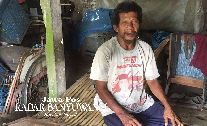 SEBATANG KARA: Riyadi di rumahnya dari anyaman bambu di Dusun Krajan, Desa Tampo, Kecamatan Cluring. (Najamudin Arif untuk Radar Genteng)