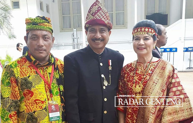 BERJASA: Indra Gunawan (kiri) yang dikenal sebagai tokoh Kebo-keboan Alasmalang saat bertemu Menteri Pariwisata RI Arief Yahya. (Dok. Pribadi)