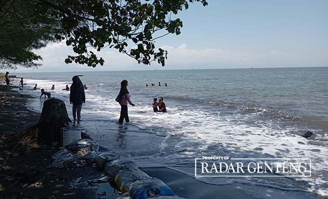 SEPI: Sejumlah pengunjung mandi di Pantai Gumuk Kantong, Dusun Palurejo, Desa Sumbersewu, Kecamatan Muncar, Minggu (23/4). (Lugas Rumpakaadi/Radar Genteng)