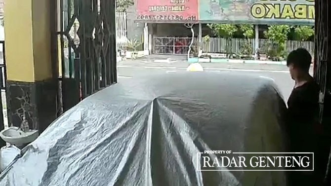 SENDIRIAN: Pelaku pencurian jerigen berisi BBM lima liter di rumah dan toko milik Agus Nello Dusun Krajan, Desa/Kecamatan Cluring, Kamis (6/4). (Tangkapan Layar CCTV)
