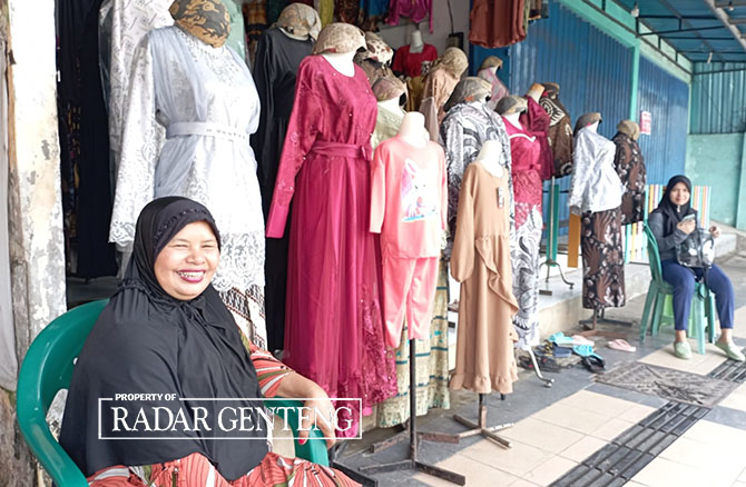 SABAR: Penjual batik Pekalongan di Pasar Jajag, Kecamatan Gambiran menunggu pembeli yang datang, Rabu (19/4). (Lugas Rumpakaadi/Radar Genteng)