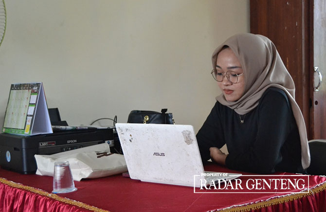 PERSIAPAN PLENO: Anggota PPK Gambiran mempersiapkan rapat pleno rekapitulasi DPHP yang akan dilaksanakan hari ini, Kamis (30/3). (Lugas Rumpakaadi/Radar Genteng)