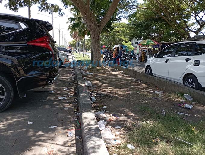 KOTOR: Sampah yang ditinggal pengunjung berserakan di wilayah UPT Pelabuhan Muncar, Desa Kedungrejo, Kecamatan Muncar  kemarin (26/4). (Lugas Rumpakaadi/RadarBanyuwangi.id)