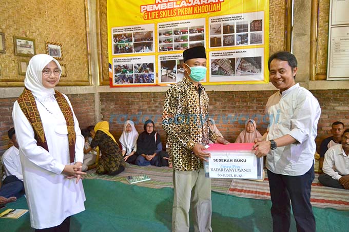 BERBAGI: Direktur Jawa Pos Radar Banyuwangi (kanan) menyerahkan 100 judul buku kepada ketua PKBM Khodijah Ahmad Sadib Bastomi (tengah) di Dusun Sragi Tengah, Desa Sragi, Kecamatan Songgon, kemarin (3/4). (Lugas Rumpakaadi/RadarBanyuwangi.id)
