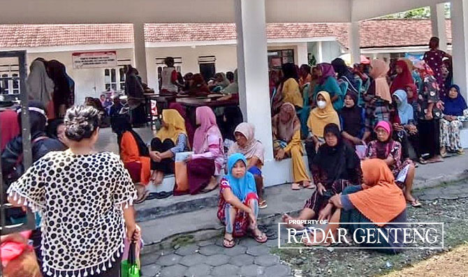 RAMAI: Sebanyak 956 KPM menunggu antrean BBP yang disalurkan di Kantor Desa Rejoagung, Kecamatan Srono pada Minggu (16/4). (Syamsul untuk Radar Genteng)