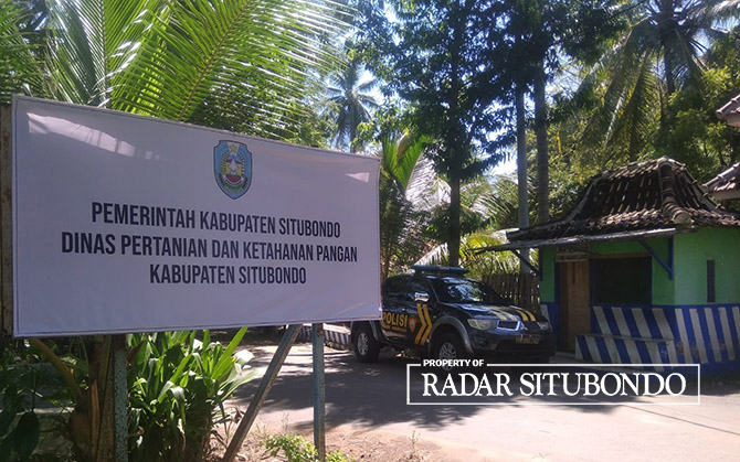 PATROLI WISATA: Anggota Polsek Asembagus melakukan patroli di Pantai Firdaus Banongan, Desa Wringinanom, Kecamatan Asembagus, Minggu (23/4). (Humaidi/Radar Situbondo)