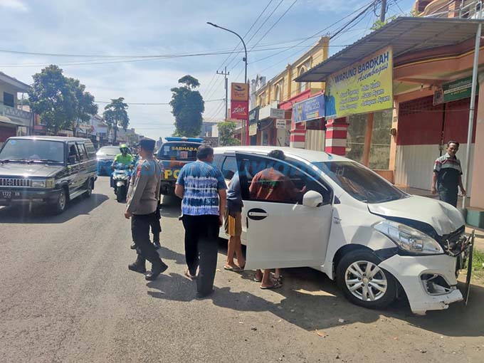 PERAWATAN: Anggota Polsek Asembagus mengecek pengemudi bentor dan penumpangnya yang tengah menjalani perawatan di RS Asembagus kemarin (25/5). (Humaidi/RadarSitubondo)