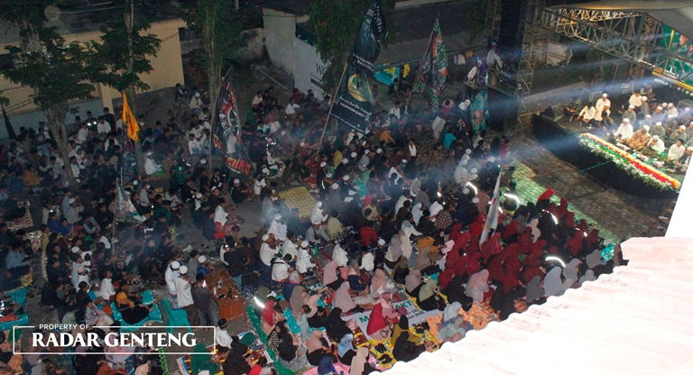 MERIAH: IAI Ibrahimy Berselawat yang digelar Dema Ibrahimy berlangsung semarak yang digelar pada Sabtu (9/4) malam. (Foto: Ibrahimy untuk JPRG)