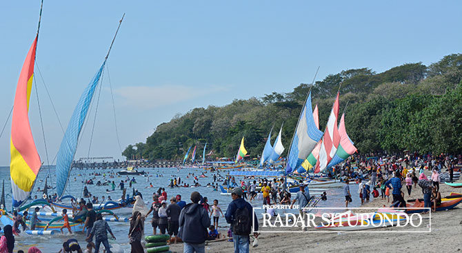 DISERBU WISATAWAN: Pantai wisata Pasir Putih di Desa Pasir Putih, Kecamatan Bungatan, dipenuhi wisatawan lokal maupun wisatawan dari luar Kabupaten Situbondo, Selasa (25/4) lalu. (Iwan Feriyanto/Radar Situbondo)