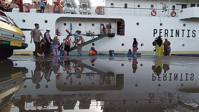 MASIH SEPI: Penumpang kapal SN 91 tujuan Pulau Sapeken berlayar dari Pelabuhan Tanjung Wangi kemarin (3/4).  (Ramada Kusuma/RadarBanyuwangi.id)