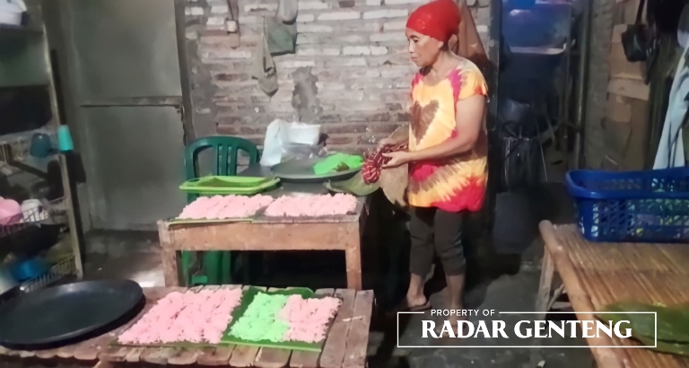 SIBUK: Nur Hayati membuat kue patola di rumahnya Dusun Petahunan, Desa Jajag, Kecamatan Gambiran, Minggu (2/4). (Foto: Lugas Rumpakaadi/JPRG)