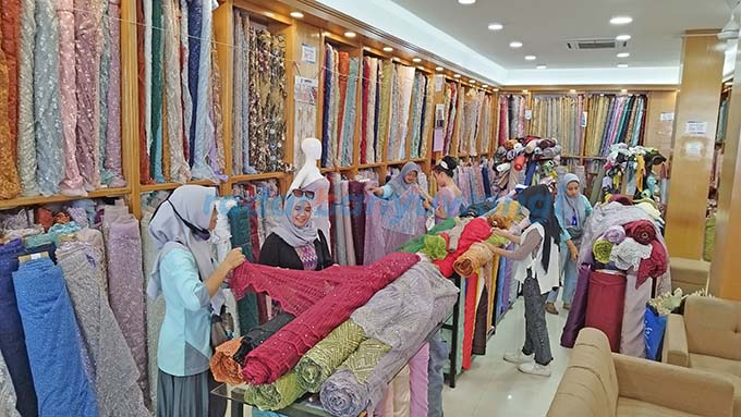 LENGKAP: berbagai kebutuhan busana, aneka jenis kain, aksesori, dan alat jahit Anda hanya ada di Laris Textile Banyuwangi.