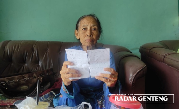 APES: Giyem menunjukkan kertas yang ditulisi huruf alphabet sesuai perintah dua pencuri di rumahnya, Senin (9/4). (Foto: Gilang untuk JPRG)