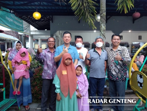 MEMULIAKAN: Pengurus PWTG bersama anak yatim usai santunan di kantor Desa Genteng Kulon, Kecamatan Genteng pada Rabu (12/4).  (Foto: Thomy Sila/JPRG)