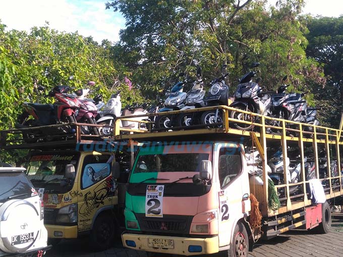 MUDIK LEBARAN: Sepeda motor milik pemudik diangkut truk dalam pelaksanaan mudik gratis yang digelar Pemkab Banyuwangi di Denpasar tahun lalu. (Ali Ruchi untuk RadarBanyuwangi.id)