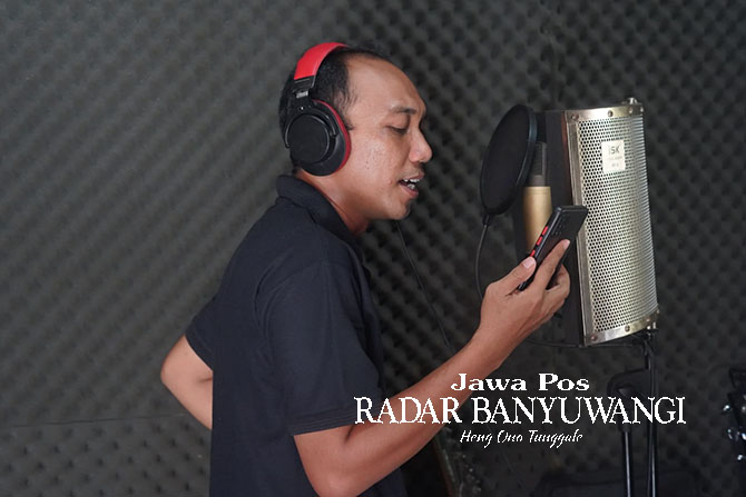 MENYANYI: Nuno Sutedjo ketika rekaman lagu Kucing Gorang di Studio Enqi Musik, Januari 2023 lalu. (Nuno Sutedjo untuk Radar Banyuwangi)