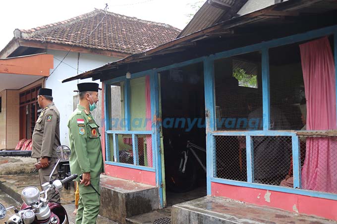 LENGANG: Anggota Satpol PP Banyuwangi mendatangi eks lokalisasi Padang Pasir di Rogojampi kemarin (11/4). (Deddy Jumhardiyanto/RadarBanyuwangi.id)