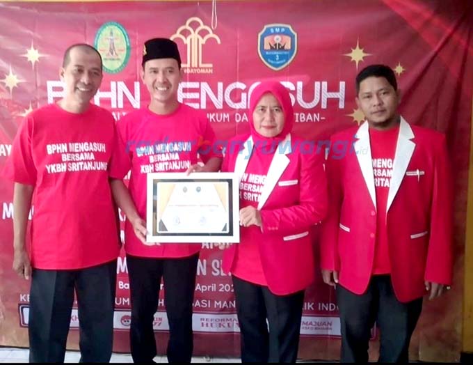 BPHN MENGASUH: (Dari kanan) Wakil Direktur YKBH Sritanjung Wahid Hasyim, Direktur YKBH Sritanjung Siti Nurhayati, dan Kepala SMP Muhammadiyah 3 Banyuwangi Lukman Hakim berfoto bersama usai penyuluhan hukum pada Sabtu (8/4). (YKBH Sritanjung untuk RadarBan