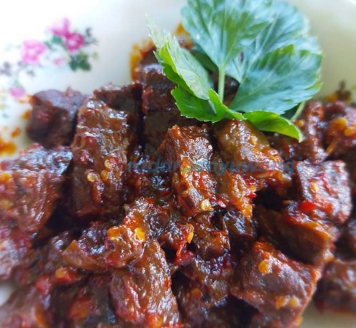 BEST SELLER: Sambal goreng paru termasuk salah satu lauk populer di Banyuwangi. (Ramada Kusuma/RadarBanyuwangi.id)