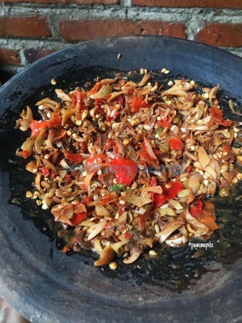 UNIK: Sambal kecombrang termasuk menu tradisional langka yang banyak diburu pencinta kuliner. (Ramada Kusuma/RadarBanyuwangi.id)