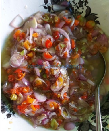 DIDOMINASI BAWANG: Wujud sambal matah sedikit berbeda dengan jenis sambal lainnya. (Ayu Lestari/RadarBanyuwangi.id)