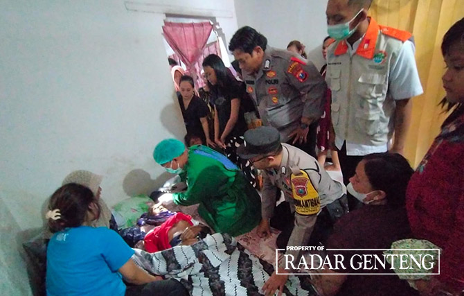 BANTU: Petugas medis memeriksa jenazah Suprapto disaksikan anggota polsek dan warga pada Jum