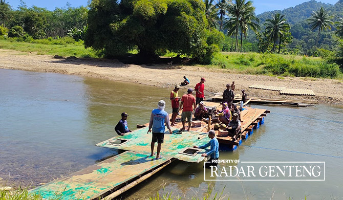KEBUTUHAN: Warga Dusun Sukamade, Desa Sarongan, Kecamatan Pesanggaran swadaya membangun rakit yang bisa berfungsi sebagai jembatan, Minggu (23/4). (Feri untuk Radar Genteng)