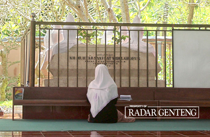 RAJIN: Salah satu santri yang tidak mudik mengaji di makam pendiri dan pengasuh pertama Pondok Pesantren Darussalam, Blokagung, Desa Karangdoro, Kecamatan Tegalsari KH Mukhtar Syafaat Abdul Gofur, Jumat (7/4). (Salis Ali/Radar Genteng)