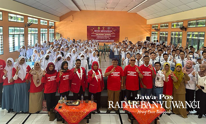 BPHN MENGASUH: Ketua YKBH Sritanjung Siti Nurhayati, Kepala SMAN 1 Giri Taruna Bangsa Mujib, dan komite sekolah berfoto bersama dengan siswa usai mengikuti penyuluhan hukum di aula setempat, Selasa (21/3). (Ayu Lestari/Radar Banyuwangi)