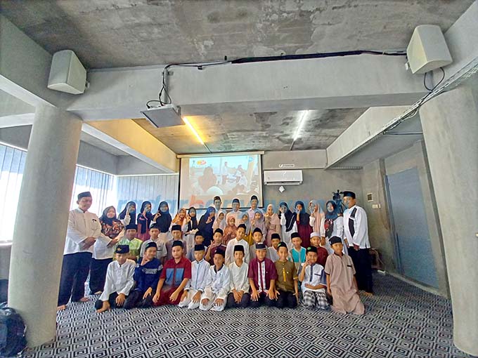 CERIA: Puluhan siswa beserta guru pendamping dari MIN 1 Banyuwangi berfoto bersama setelah kegiatan Pondok Ramadan di Gedung Grha Pena kemarin (18/4).(Ayu Lestari/RadarBanyuwangi.id)