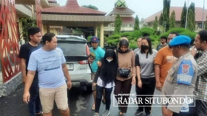SADIS: Citra Ayu Palupi (tengah), tersangka pembunuh bayi yang baru dilahirkan digelandang ke Mapolres Situbondo, beberapa waktu lalu. (Humaidi/Radar Situbondo)