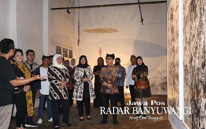 BERI APRESIASI: Gubernur Jatim Khofifah Indar Parawansa bersama Menpan-RB Abdullah Azwar Anas dan Bupati Ipuk Fiestiandani menyaksikan pameran lukisan ArtOs Nusantara, Senin malam (22/5). (Akbar untuk Radar Banyuwangi)