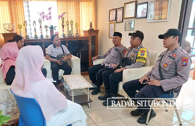 LANGKAH PREVENTIF: Polsek Panarukan mendatangi SMA Negeri 1 Panarukan untuk melakukan koordinasi dan imbauan agar siswa tidak main coret-coret dan konvoi kelulusan, Jumat (5/5).