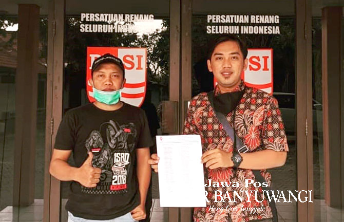 DELAPAN KLUB: Aditya Ruli Delianto (kanan) saat menerima validasi delapan klub anggota PRSI Banyuwangi di Pengprov PRSI Jatim. (PRSI Banyuwangi untuk RaBa)