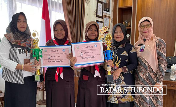 MEMBANGGAKAN :Widia dan Gifani didampingi Kepala Disdikbud Siti Aisyah dan Kepala Sekolah SMPN 1 Asembagus Hj Tutik menunjukkan hadiah juara OSN di ruang kerja kantor Disdikbud. (Iwan Feriyanto/Radar Situbondo)