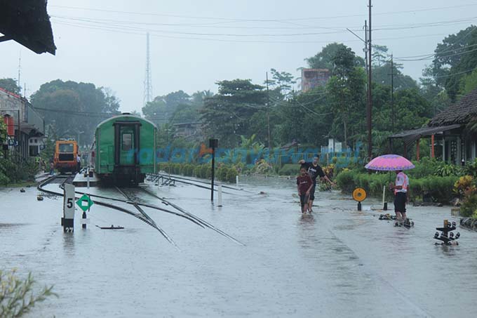 DITENGAH BANJIR : Kereta Api Sritanjung jurusan Ketapang, Banyuwangi–Stasiun Lempuyangan, Jogjakarta. Sepur itu tertahan di Stasiun Kalibaru selama satu jam kemarin (11/5). (Salis Ali/RadarBanyuwangi.id)